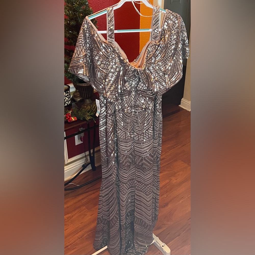 Beautiful Full Length Sequin Silver/Gray Gown size 20W. NWT